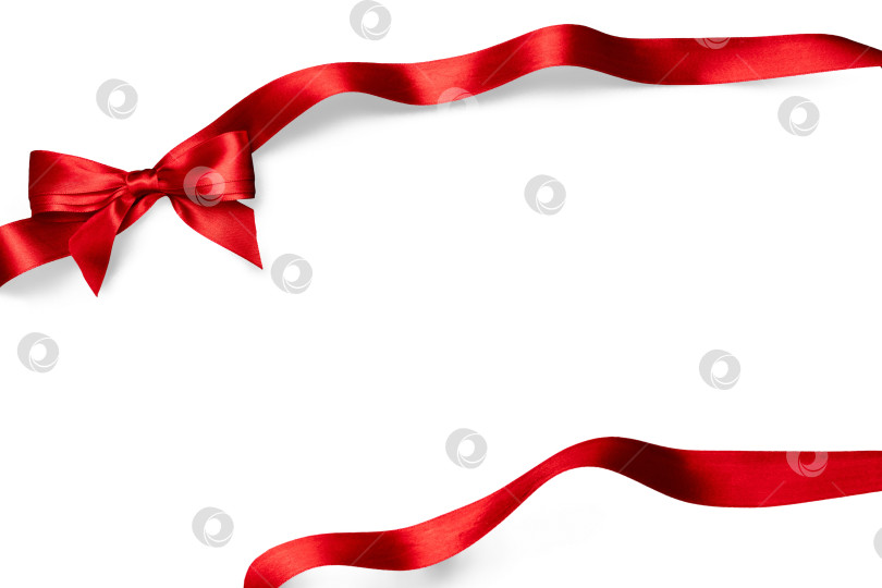 Скачать Бант из красной атласной ленты, выделенный на белом фоне, диагональное расположение фотосток Ozero