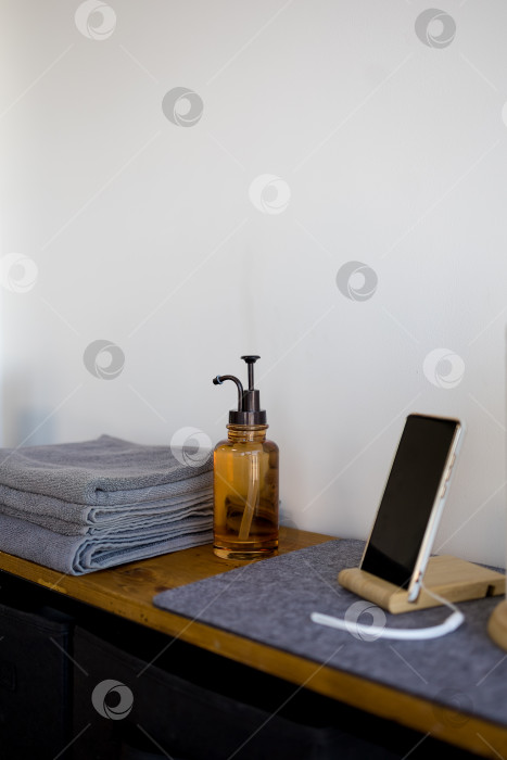 Скачать промасленное полотенце и телефон на подставке фотосток Ozero