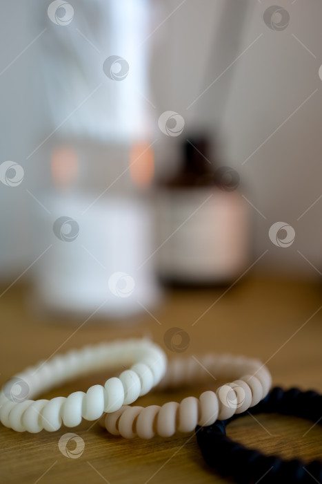 Скачать Заколки для волос 3-х цветов на столе фотосток Ozero