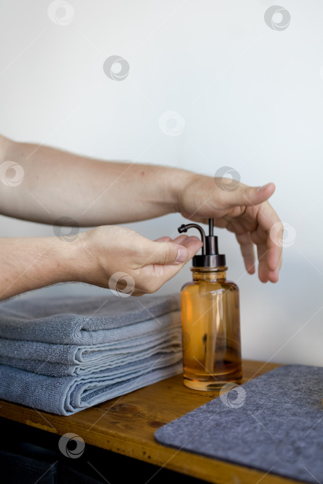 Скачать руки массажиста, наносящие масло крупным планом фотосток Ozero