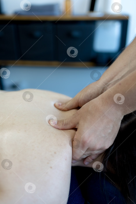 Скачать Массаж шеи крупным планом. Женщине делают массаж шеи в салоне красоты фотосток Ozero