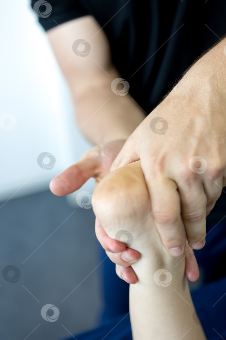Скачать Массаж женской стопы крупным планом фотосток Ozero