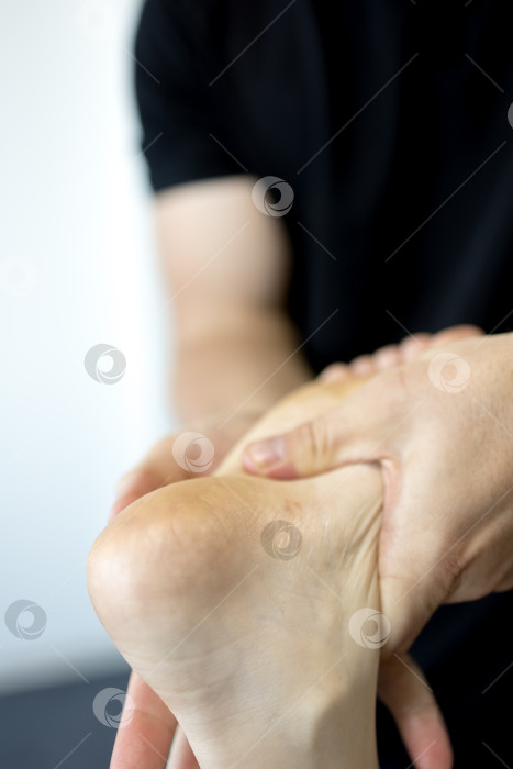 Скачать Массаж женской стопы крупным планом фотосток Ozero