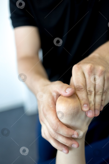 Скачать Массаж женской стопы крупным планом фотосток Ozero