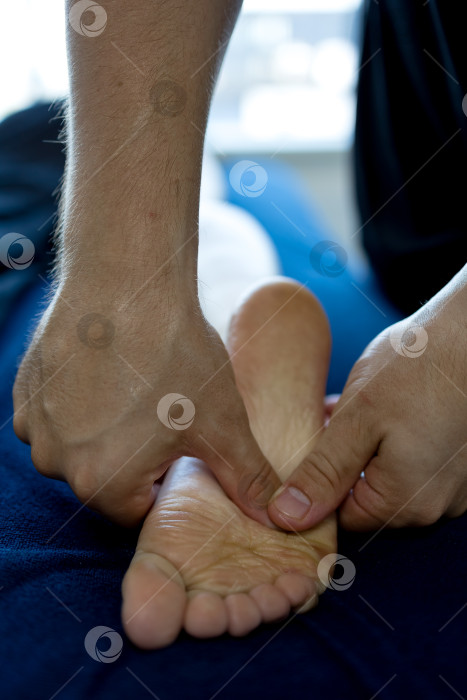 Скачать Массаж женской стопы крупным планом фотосток Ozero