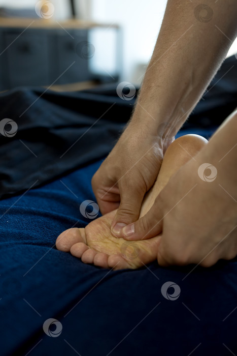 Скачать Массаж женской стопы крупным планом фотосток Ozero