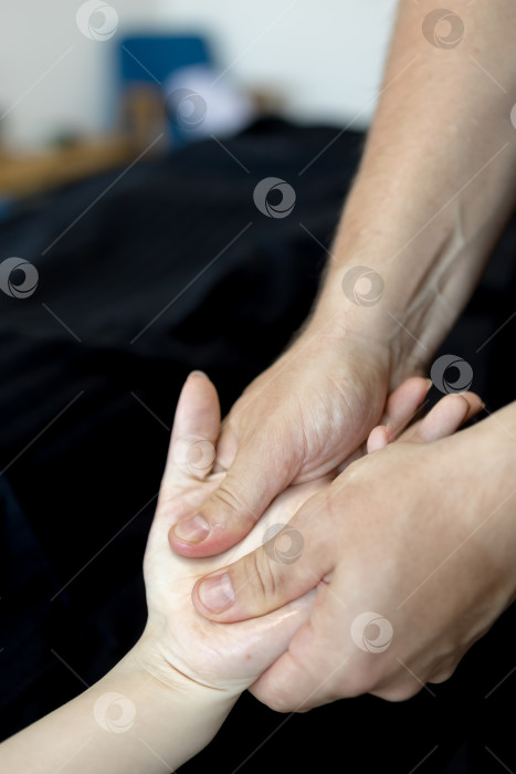Скачать Крупным планом массаж женской ладони фотосток Ozero