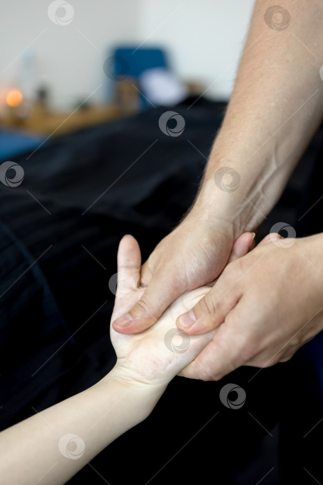 Скачать Крупным планом массаж женской ладони фотосток Ozero