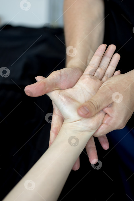 Скачать Крупным планом массаж женской ладони фотосток Ozero