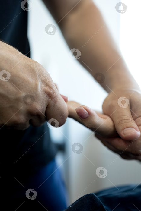 Скачать Крупным планом массаж женской ладони фотосток Ozero