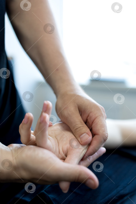 Скачать Крупным планом массаж женской ладони фотосток Ozero