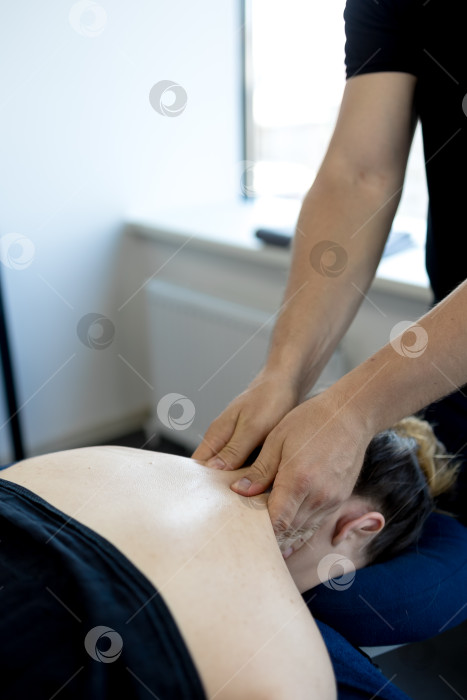 Скачать Массаж шеи крупным планом. Женщине делают массаж шеи в салоне красоты фотосток Ozero