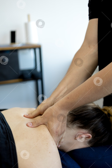 Скачать Массаж шеи крупным планом. Женщине делают массаж шеи в салоне красоты фотосток Ozero