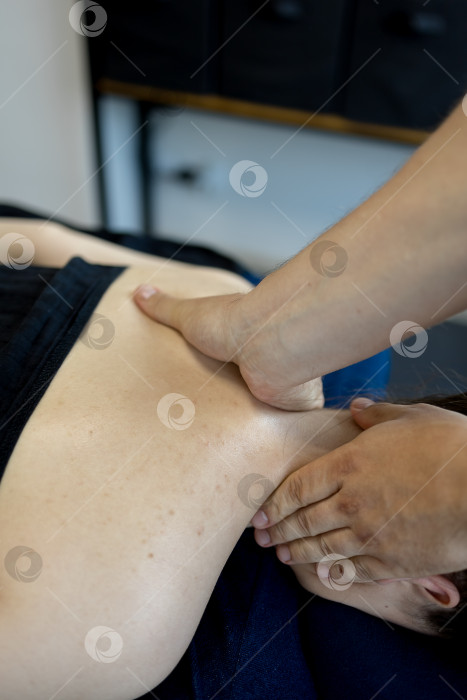 Скачать Массаж шеи крупным планом. Женщине делают массаж шеи в салоне красоты фотосток Ozero