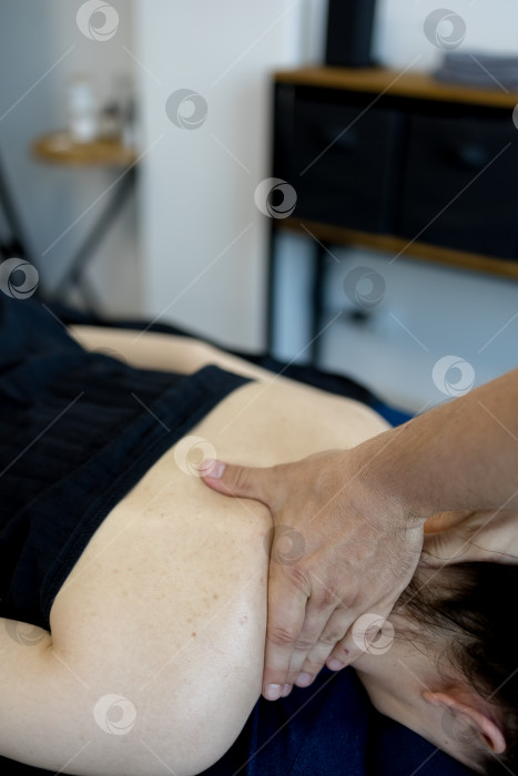 Скачать Массаж шеи крупным планом. Женщине делают массаж шеи в салоне красоты фотосток Ozero