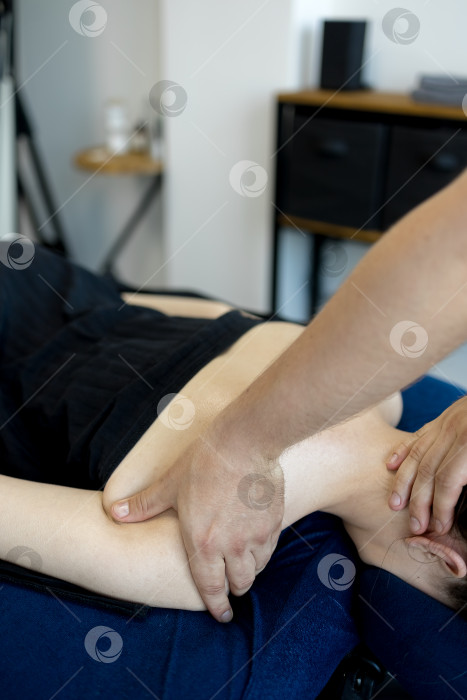 Скачать Массаж шеи крупным планом. Женщине делают массаж шеи в салоне красоты фотосток Ozero