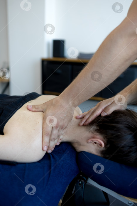 Скачать Массаж шеи крупным планом. Женщине делают массаж шеи в салоне красоты фотосток Ozero