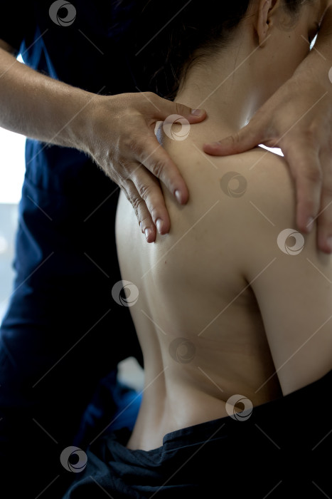 Скачать Крупный план сидячего женского массажа фотосток Ozero