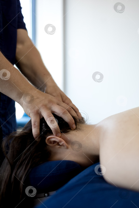 Скачать Крупный план массажа головы женщины фотосток Ozero