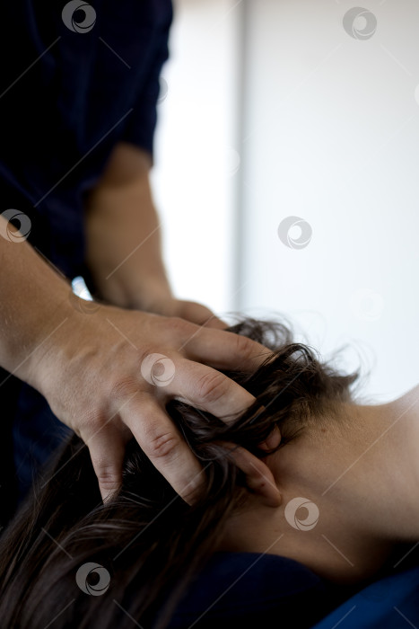 Скачать Крупный план массажа головы женщины фотосток Ozero