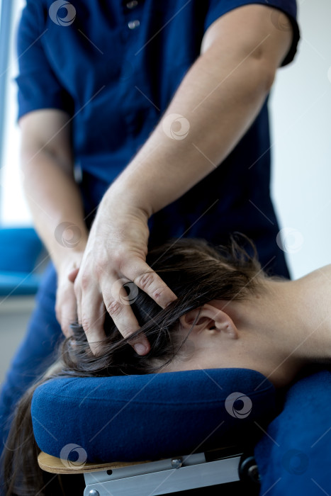 Скачать Крупный план массажа головы женщины фотосток Ozero