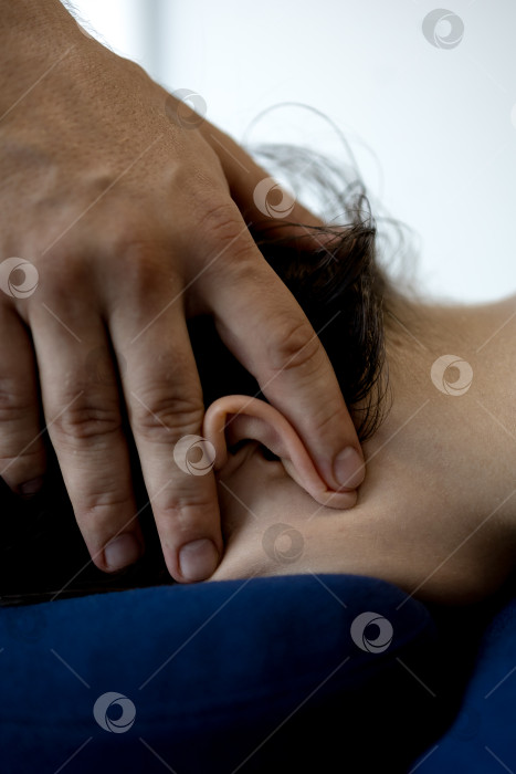 Скачать Крупный план массажа головы женщины фотосток Ozero