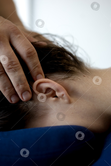 Скачать Крупный план массажа головы женщины фотосток Ozero