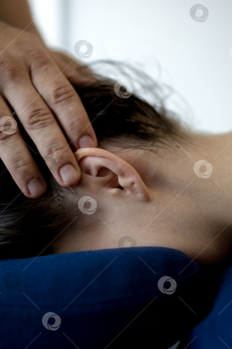 Скачать Крупный план массажа головы женщины фотосток Ozero