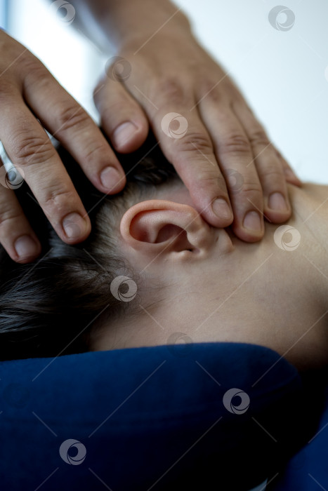 Скачать Крупный план массажа головы женщины фотосток Ozero