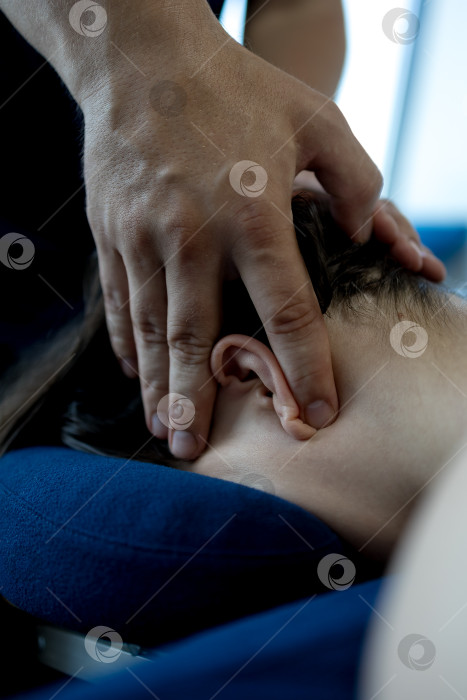 Скачать Крупный план массажа головы женщины фотосток Ozero