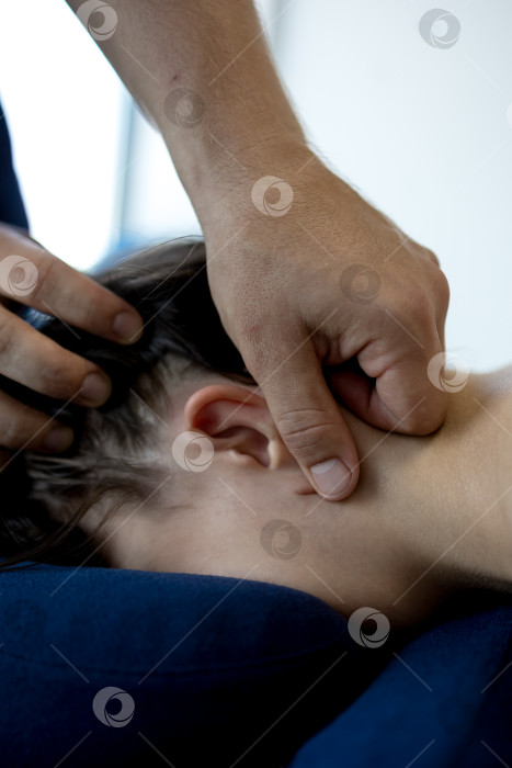 Скачать Крупный план массажа головы женщины фотосток Ozero