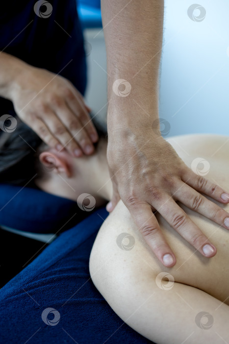 Скачать Крупный план массажа головы женщины фотосток Ozero