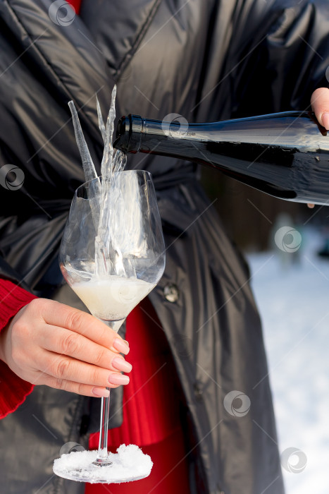 Скачать налейте шампанское в бокал со льдом фотосток Ozero