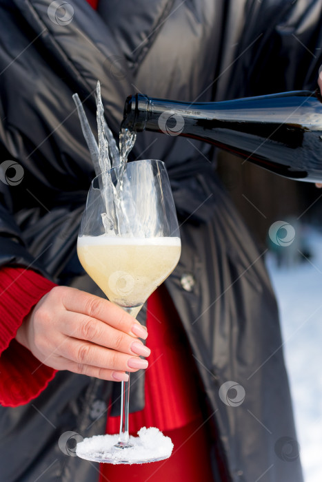 Скачать налейте шампанское в бокал со льдом фотосток Ozero