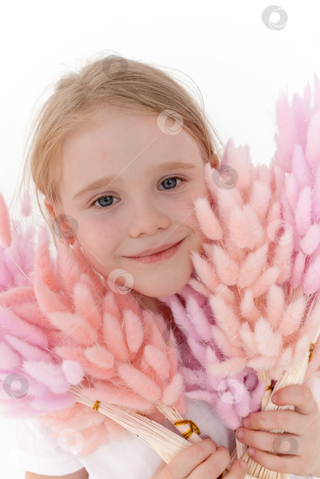 Скачать Девушка с розовыми цветами Лагурус фотосток Ozero