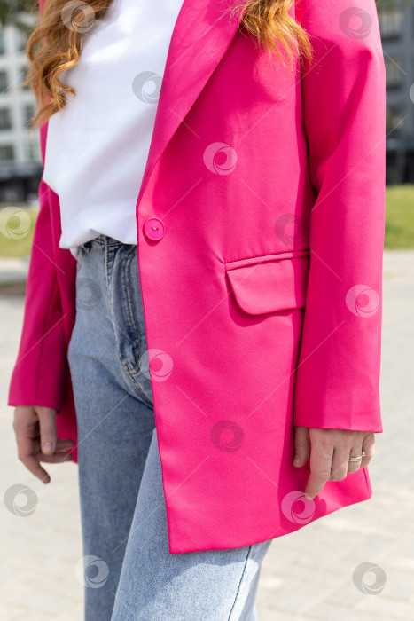 Скачать Ярко-розовый пиджак на модели в белой футболке и джинсах фотосток Ozero