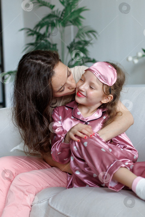 Скачать Мама и дочь обнимаются в домашнем интерьере фотосток Ozero