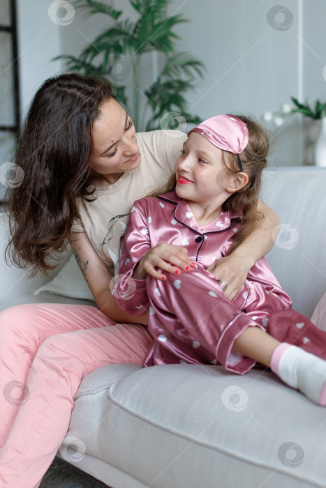 Скачать Мама и дочь обнимаются в домашнем интерьере фотосток Ozero