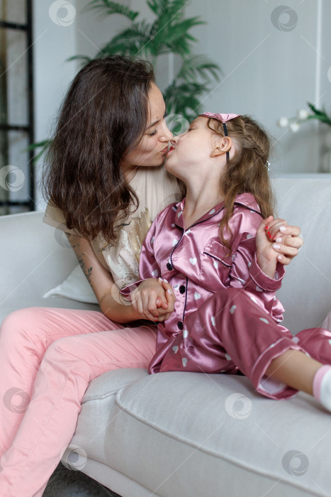 Скачать Мама и дочь обнимаются в домашнем интерьере фотосток Ozero