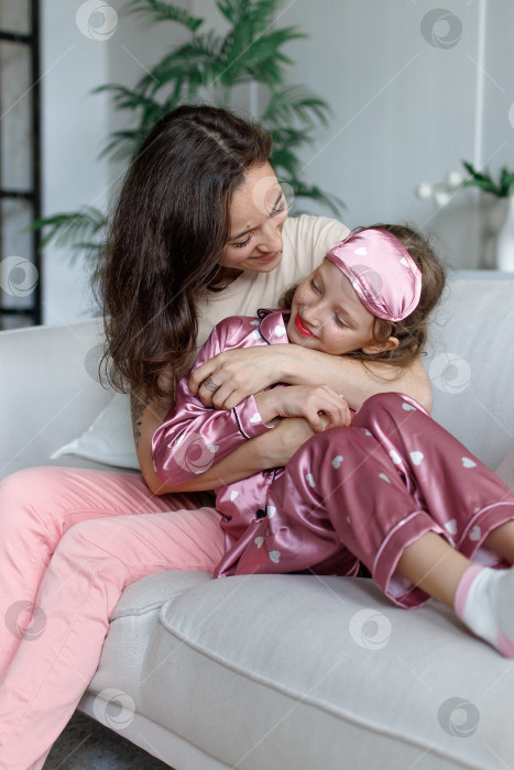 Скачать Мама и дочь обнимаются в домашнем интерьере фотосток Ozero