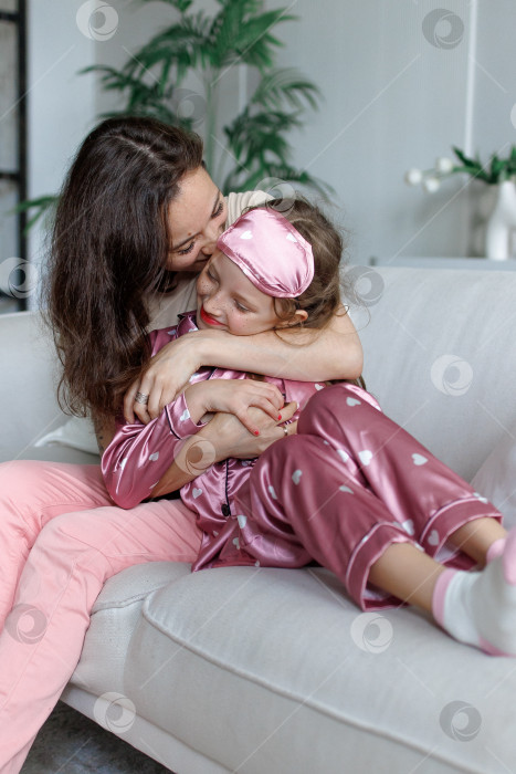 Скачать Мама и дочь обнимаются в домашнем интерьере фотосток Ozero