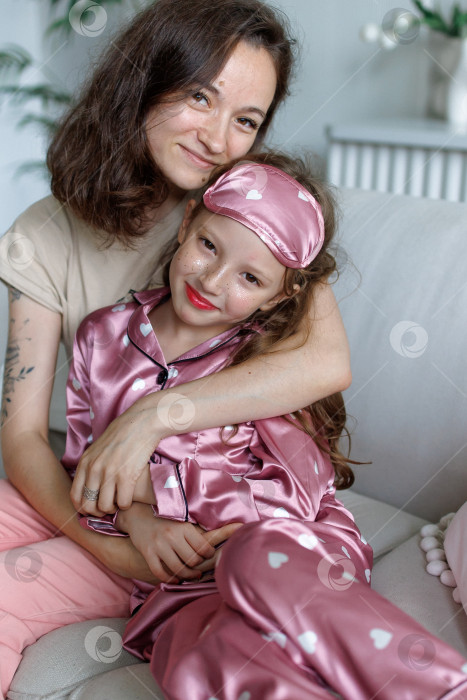 Скачать Мама и дочь обнимаются в домашнем интерьере фотосток Ozero