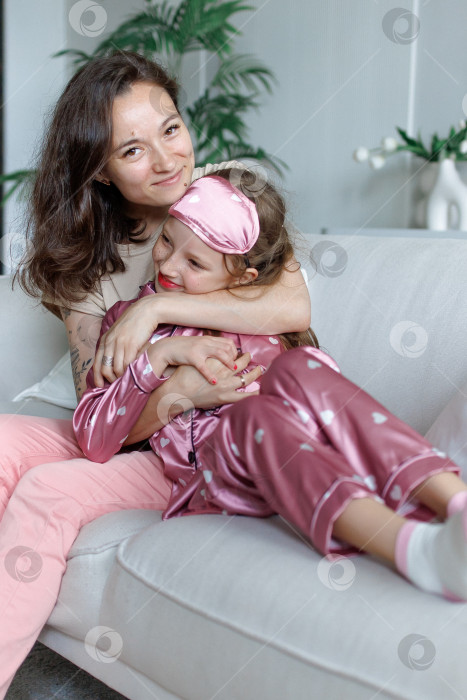 Скачать Мама и дочь обнимаются в домашнем интерьере фотосток Ozero