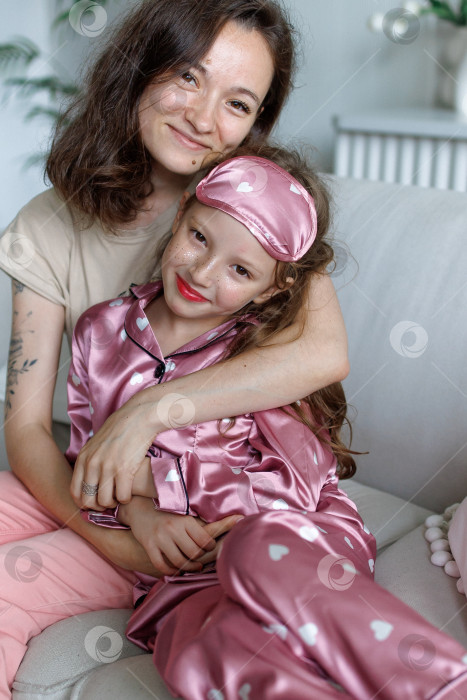 Скачать Мама и дочь обнимаются в домашнем интерьере фотосток Ozero