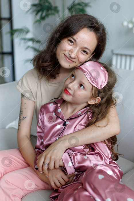 Скачать Мама и дочь обнимаются в домашнем интерьере фотосток Ozero