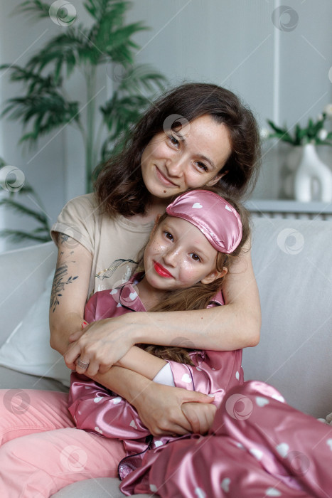 Скачать Мама и дочь обнимаются в домашнем интерьере фотосток Ozero
