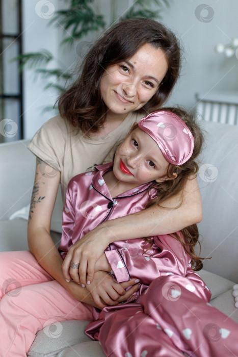 Скачать Мама и дочь обнимаются в домашнем интерьере фотосток Ozero