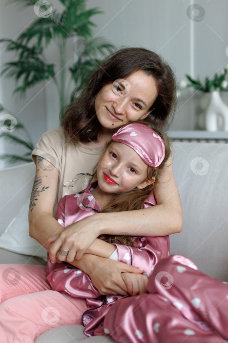 Скачать Мама и дочь обнимаются в домашнем интерьере фотосток Ozero