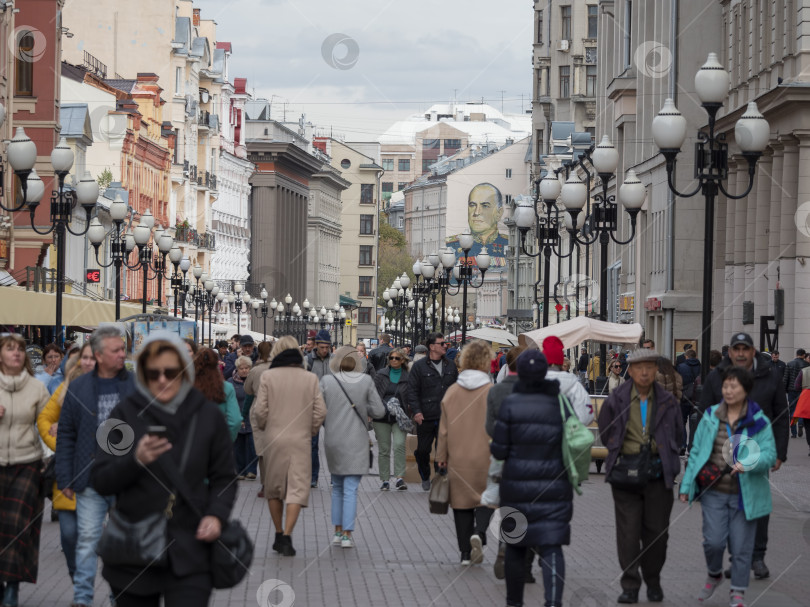 Скачать МОСКВА - 27 сентября: Люди прогуливаются по Старому Арбату 27 сентября 2010 года в Москве, Россия фотосток Ozero