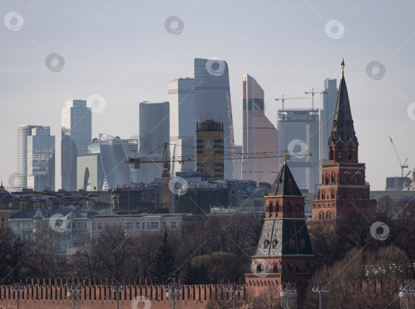 Скачать Современные здания из стекла и стали, небоскребы на фоне неба фотосток Ozero